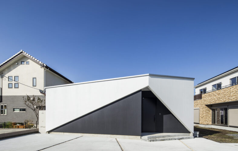 「中庭が光を届ける白いシンプルモダン住宅。斜めラインの外観と大開口LDKが魅力のプライバシー設計」